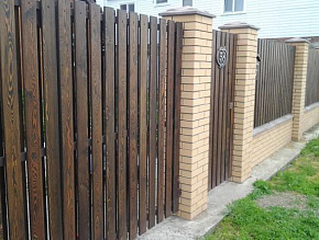 Красивый забор из деревянного штакетника с воротами купить Москва